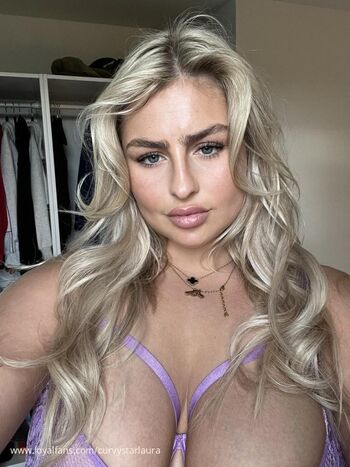 Curvy Star Laura